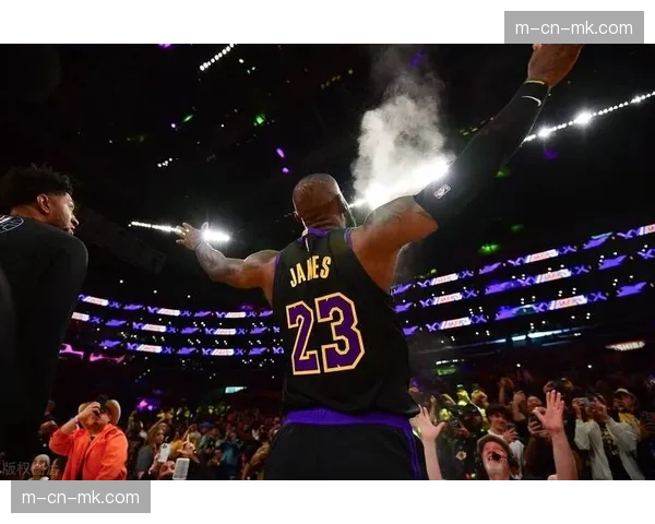 湖人詹姆斯场均23.5分10助攻 41岁高龄仍掌控比赛